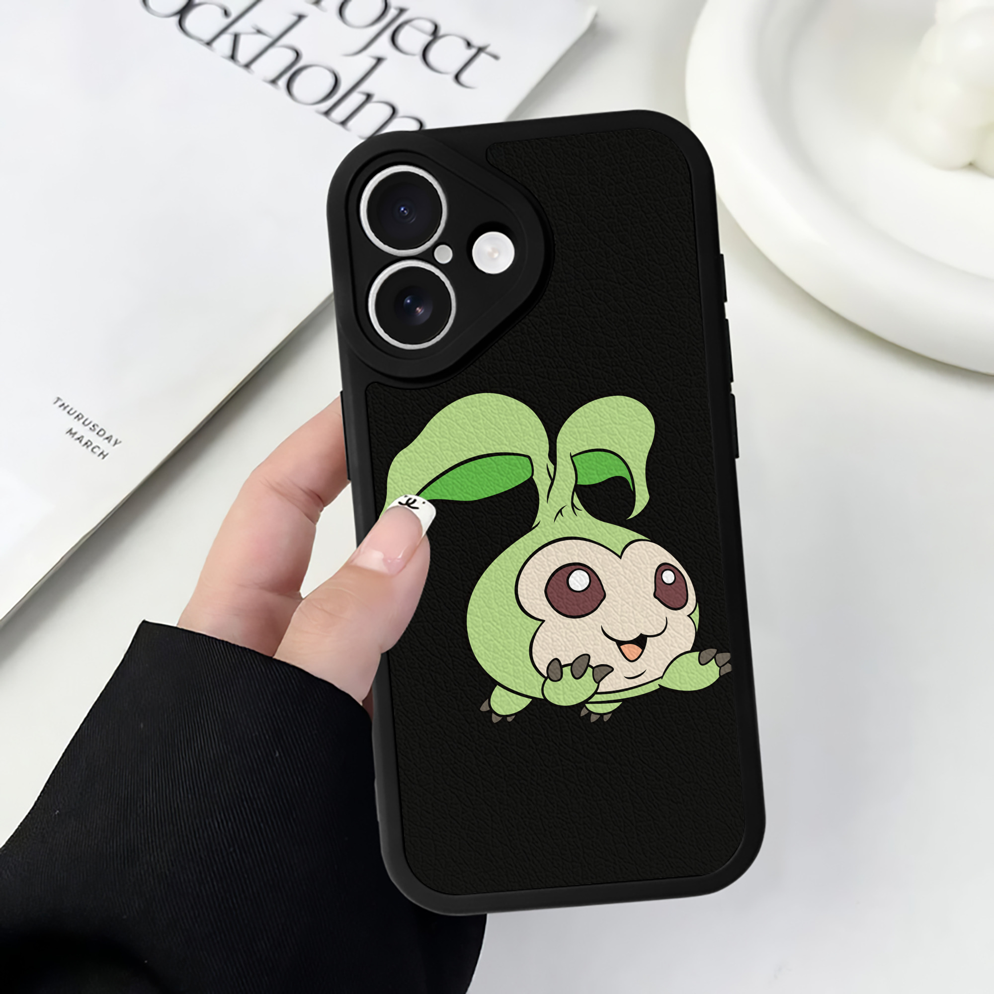 （画像用） Digimon デジタルモンスター/デジモン 【iPhone 16シリーズ対応】シリコンスマホケース（レザー調） 材質：シリコン
